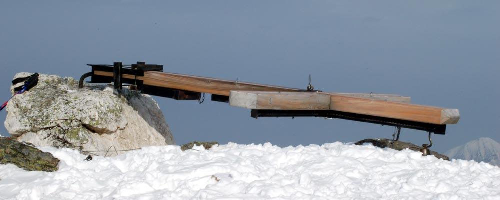 Gipfelkreuz auf dem Hohen Zinken (2222m), vom Sturm Kyrill umgebogen