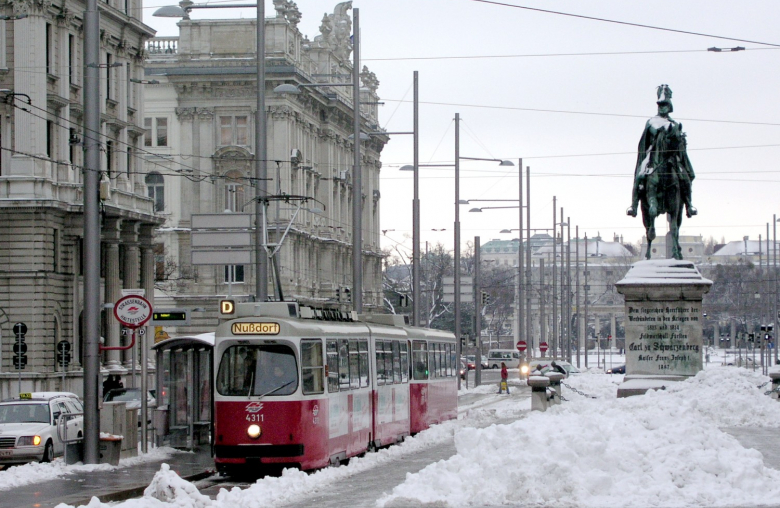 Die Wiener Tram ließ sich von den Temperaturen wie hier am Schwarzenbergplatz nicht beeindrucken. (@Herbert Ortner)