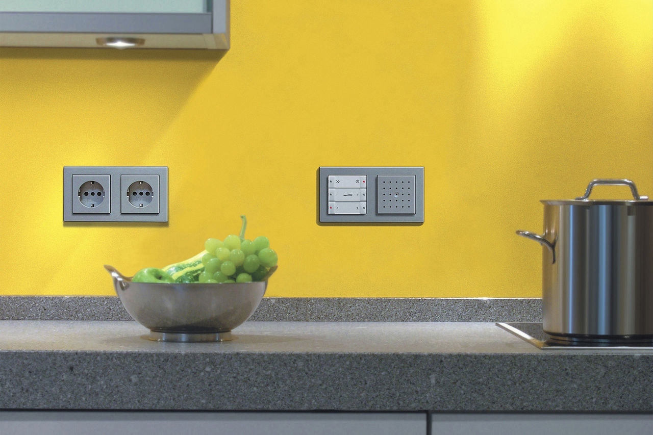 In der Küche werden für Kühlschrank, Mixer und Co die meisten Steckdosen benötigt. Elektroinstallationen bieten Komfort: wie zum Beispiel dieses in die Wand integrierte Radio. | © Gira/tdx