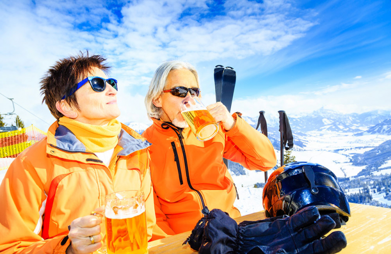 Beim Après Ski wird gerne getrunken. Dem Kater danach kann man mit einigen Hausmitteln gut begegnen. | @ iStock | nullplus