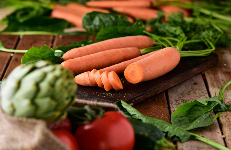 Viel frisches Gemüse hilft, den Alkohol schneller im Körper abzubauen. | @ iStock | nito100