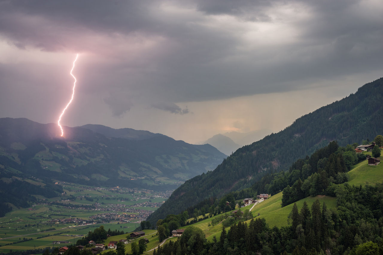 Ein Blitz schlägt ein: Spektakuläres Bild, aber gefährlicher Hintergrund.