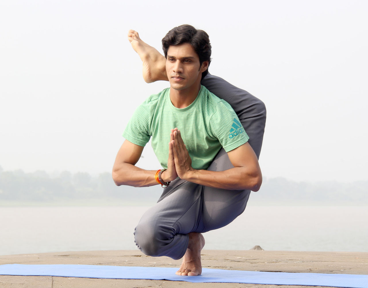 Indischer Yoga-Meister. Zum Glück gibt es auch leichtere Yoga-Übungen. (c) @yogi madhav/unsplash.com