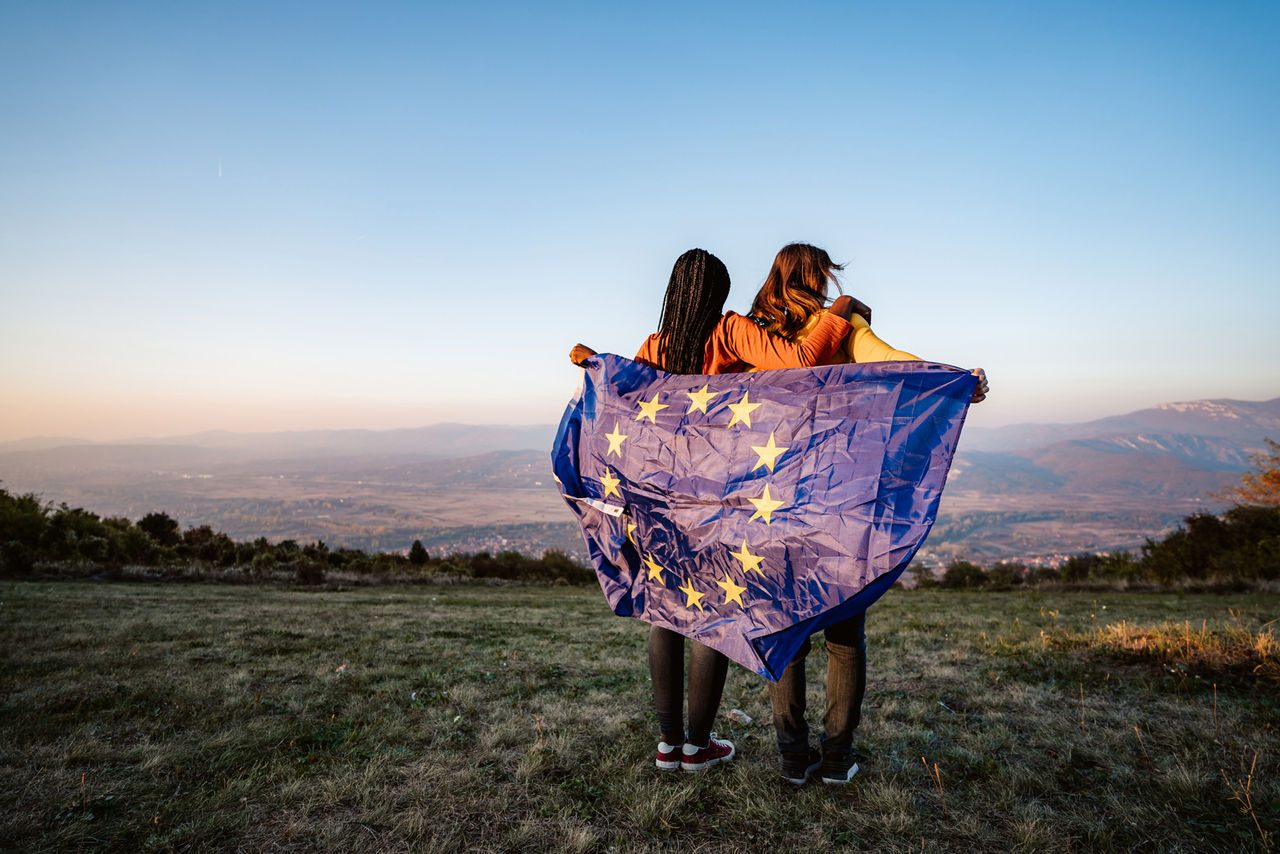 Zwei Personen auf einem Hügel mit der Europa-Flagge