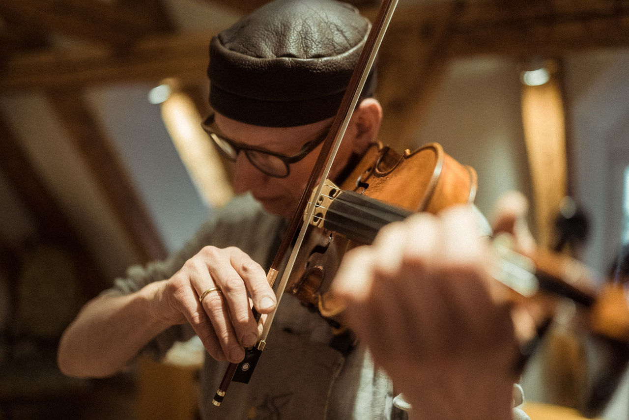 Martin Schleske spielt nicht nur Geige, sondern auch E-Gittarre  ©johannes pfau