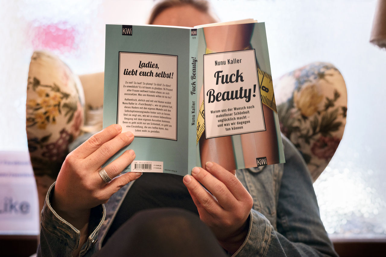 „Fuck Beauty“: Das neue Buch von Nunu Kaller rechnet mit falschen Schönheitsidealen ab. © Wüstenrot/marcelkoehler.com