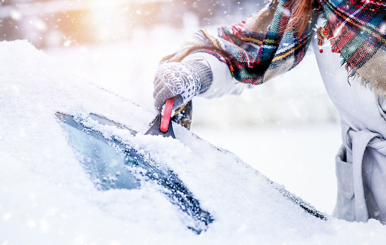 Das Auto sollte vor der Fahrt komplett von Eis und Schnee befreit werden.