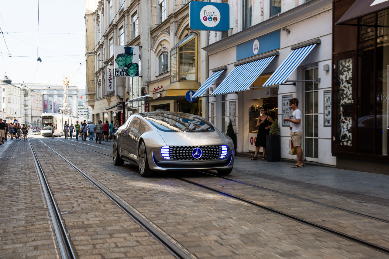 Selbstfahrendes, futuristisch aussehendes Auto auf einer Straße