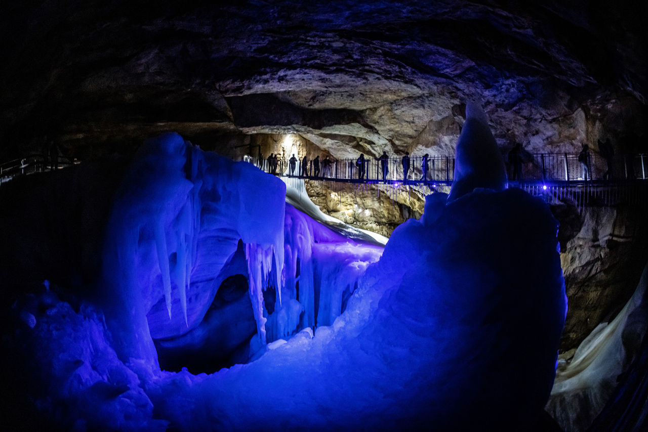 Lichtinszenierung in der Rieseneishöhle (© Dachstein Tourismus AG)