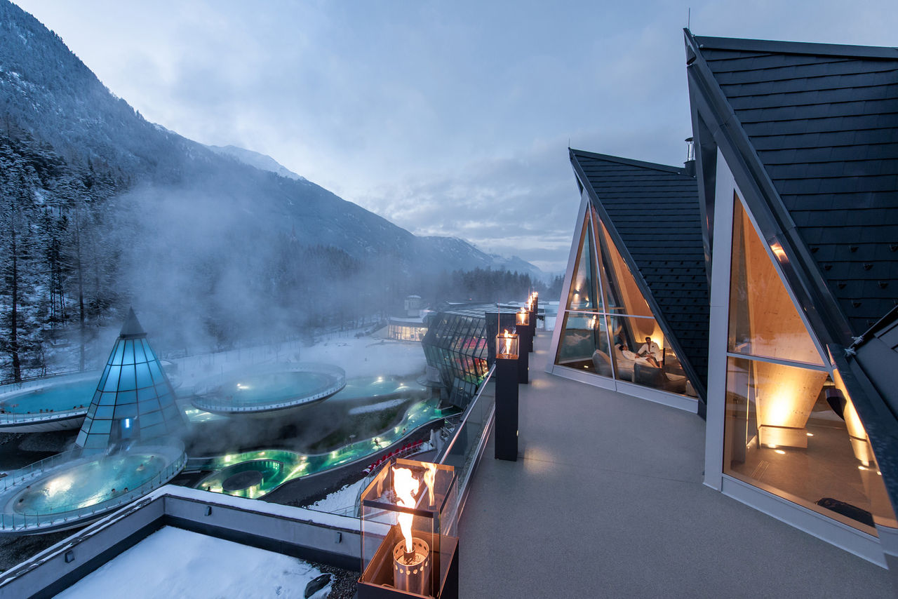 Winterliche Abendstimmung in der Tiroler Aqua-Therme (@Aqua Dome)