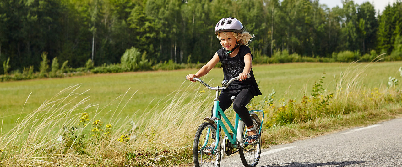 Kleines Mädchen fährt auf ihrem Fahrrad